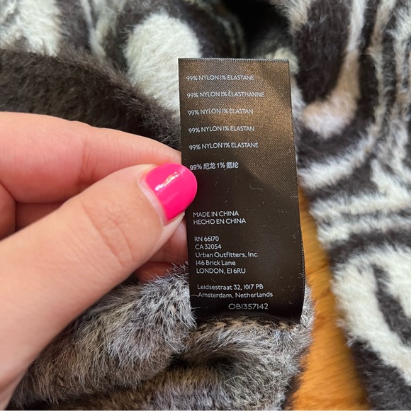 Urban outfitters fuzzy swirl crop sweater size XS - Picture 4 of 5